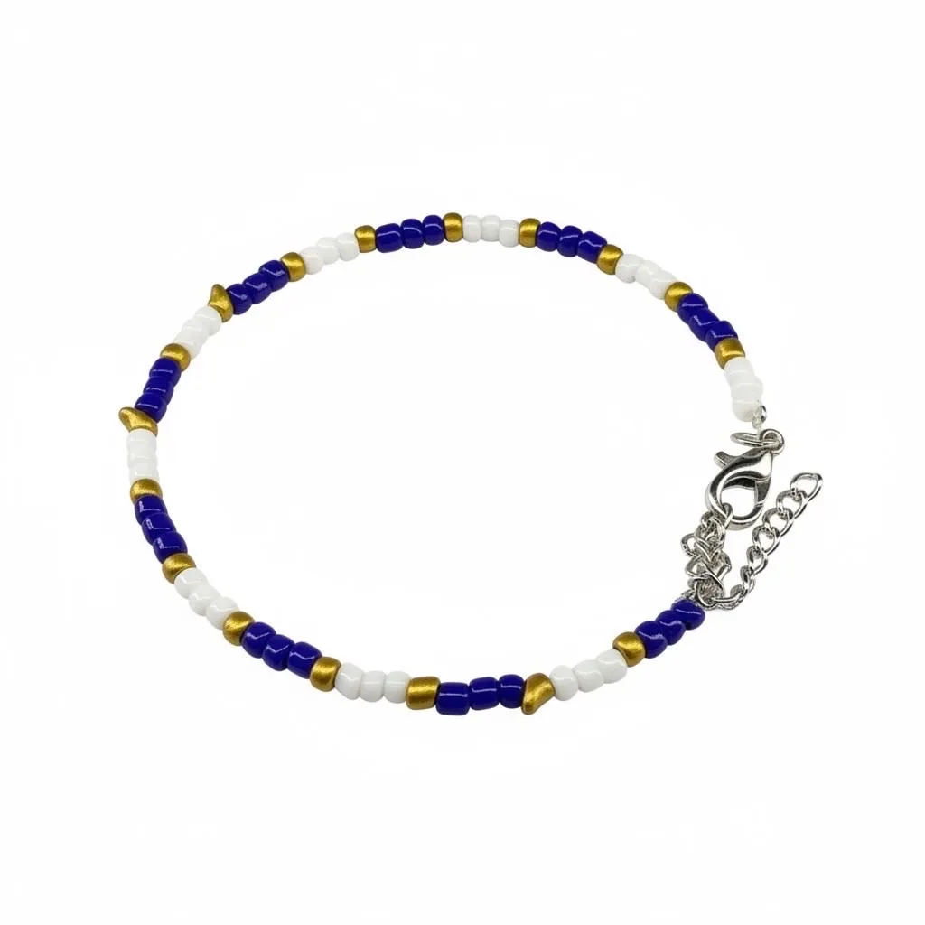 Kralenarmbandje in kobaltblauw, wit en goud (bekijk op Instagram, opent in een nieuw venster)
