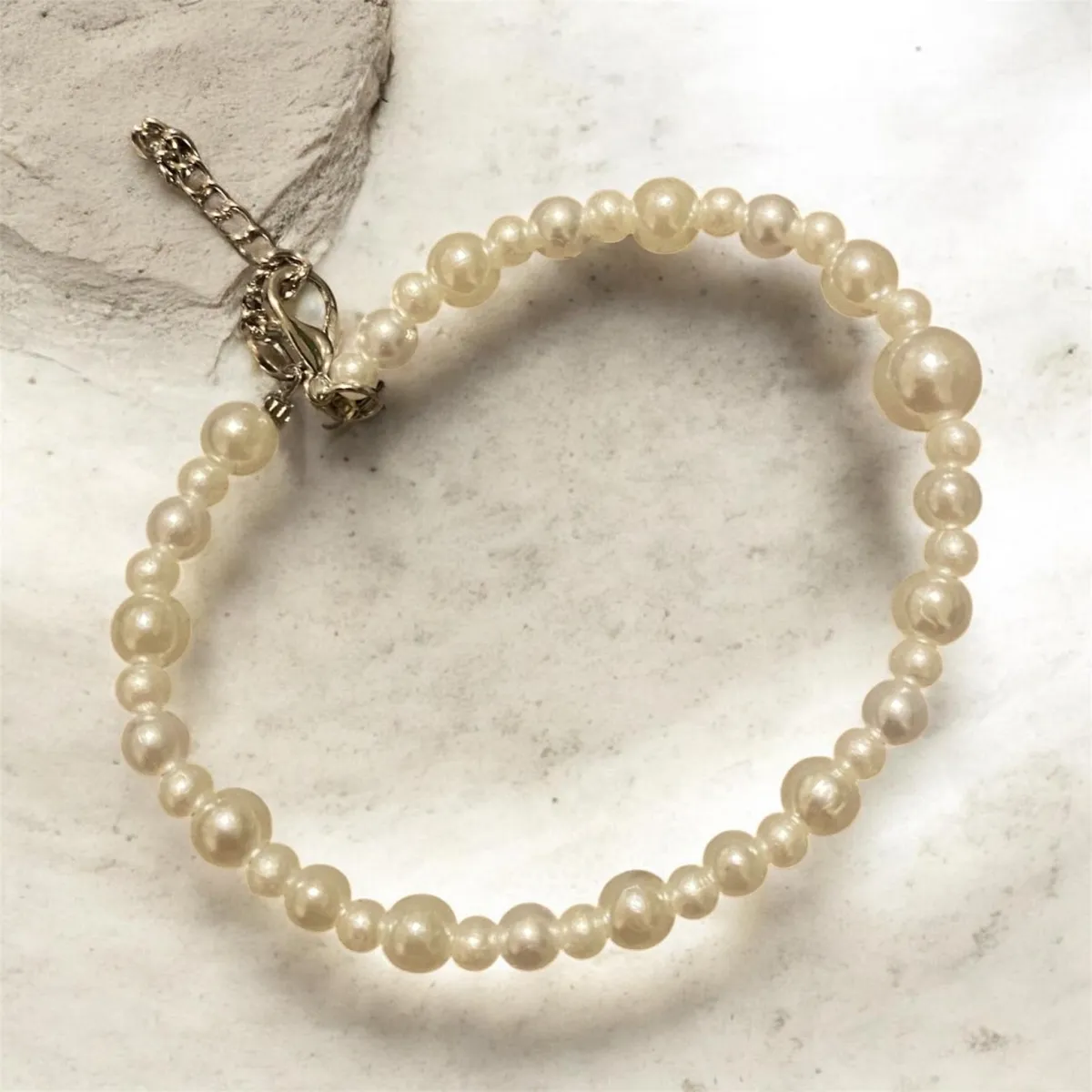 Parel armband op marmer (bekijk op Instagram, opent in een nieuw venster)